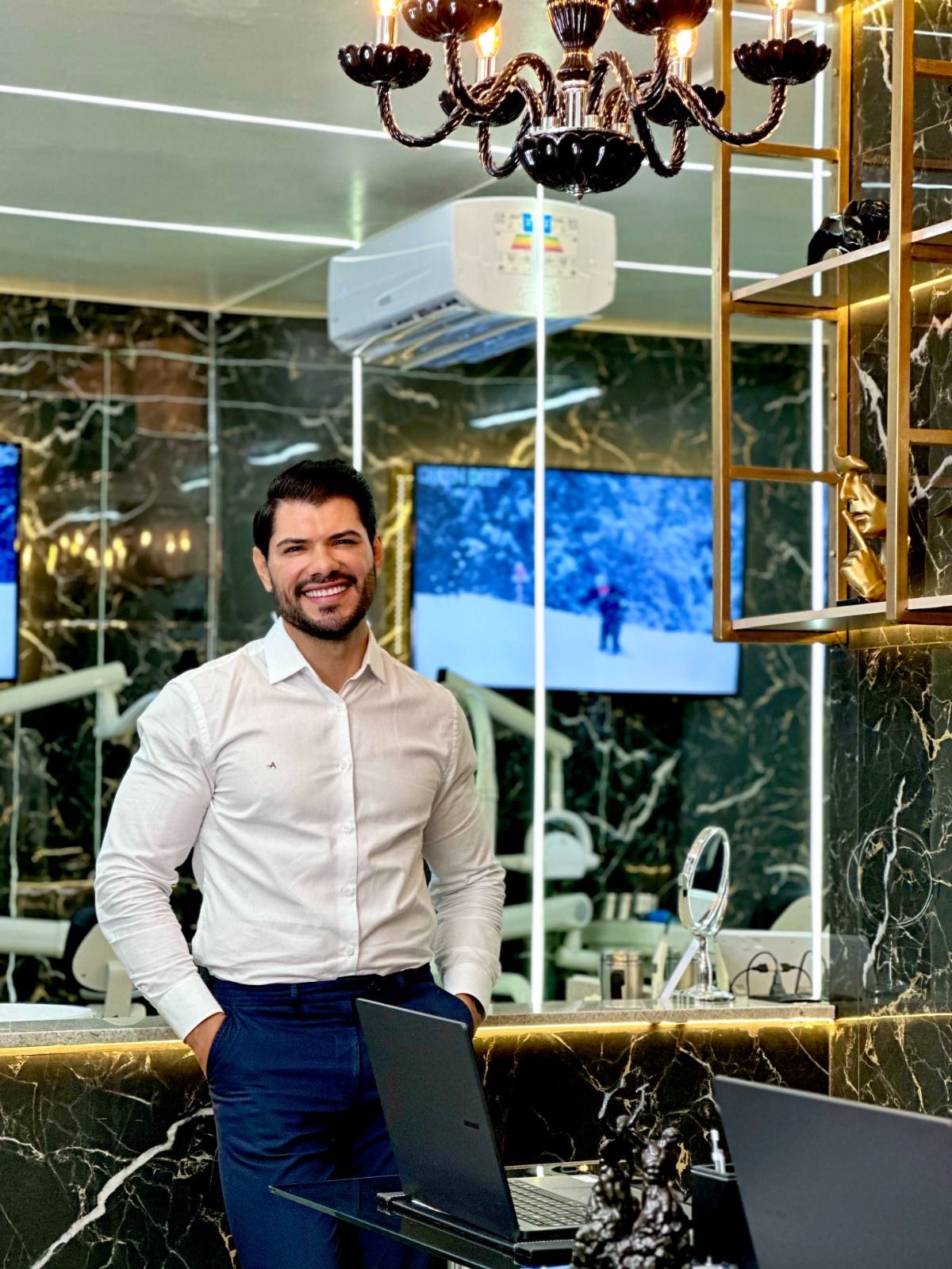Dr. Ricardo Dias em um dos ambientes da clínica